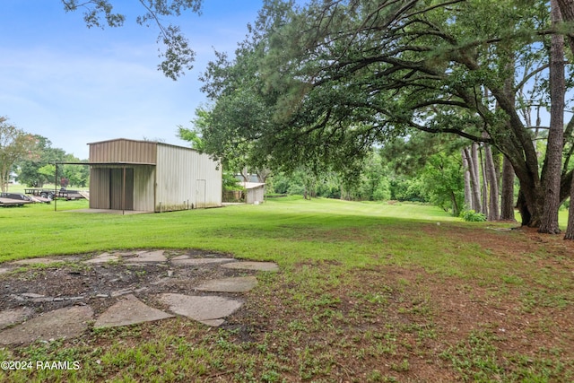 view of yard featuring an outdoor structure