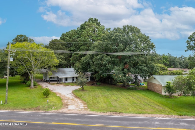 view of front of property featuring a front lawn