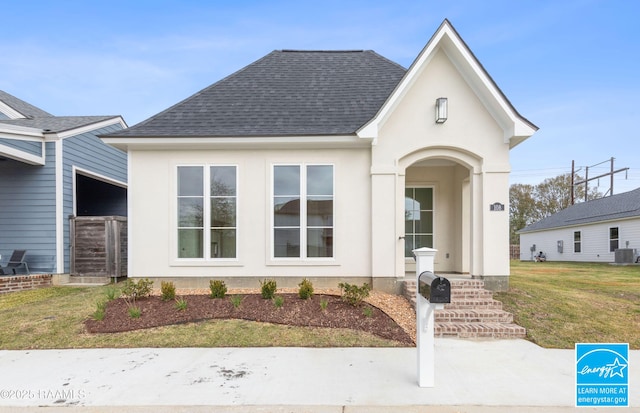 view of front facade with a front lawn