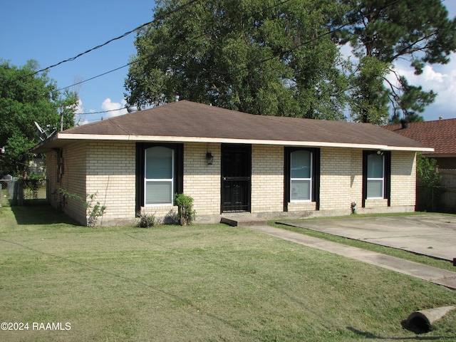 ranch-style home featuring a front lawn