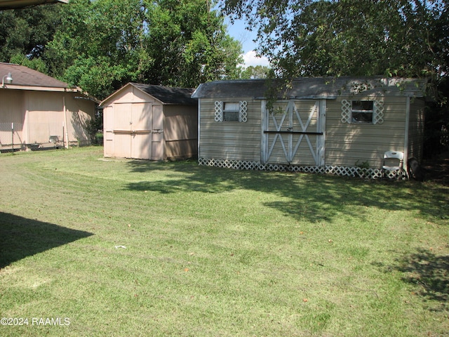 view of yard with a storage shed