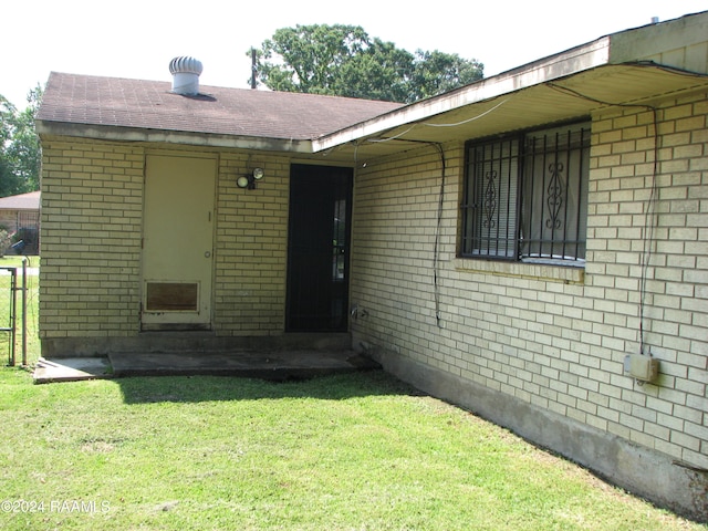 exterior space featuring a lawn