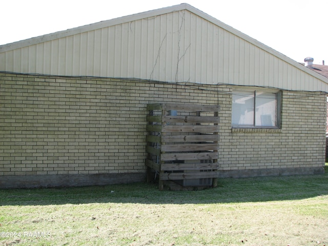 view of side of property featuring a yard