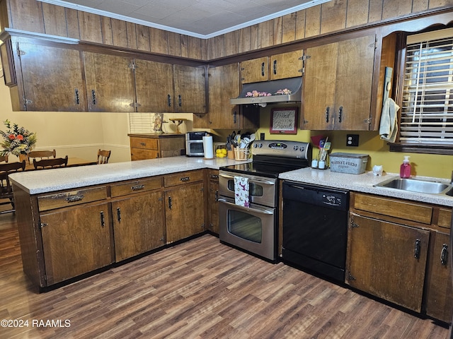 kitchen featuring dark wood-type flooring, sink, ornamental molding, double oven range, and dishwasher