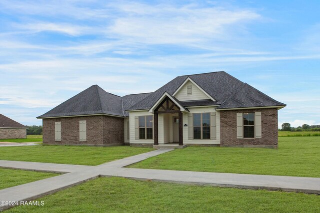 view of front of property with a front yard