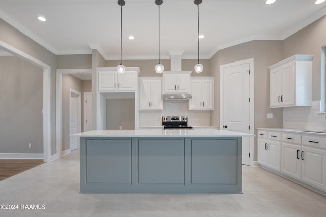 kitchen with electric range, under cabinet range hood, a spacious island, white cabinets, and baseboards