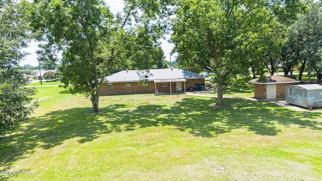 view of yard featuring a shed