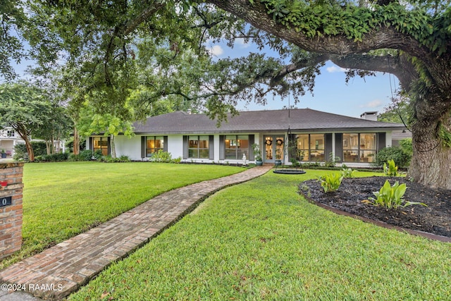 single story home with a front lawn