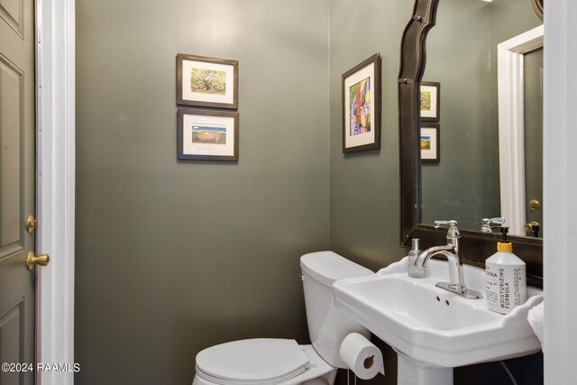 bathroom featuring toilet and sink