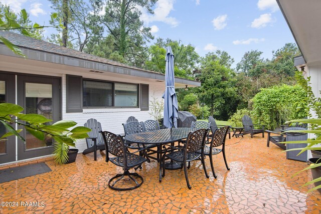 view of patio featuring an outdoor fire pit