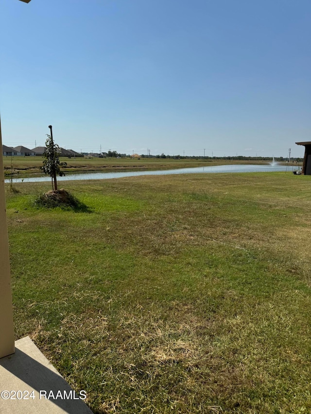 view of yard featuring a water view