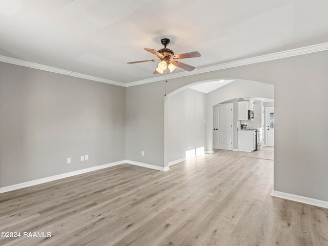 unfurnished room featuring light wood-type flooring, ceiling fan, and crown molding