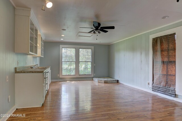 interior space featuring sink, ornamental molding, ceiling fan, and light wood-type flooring