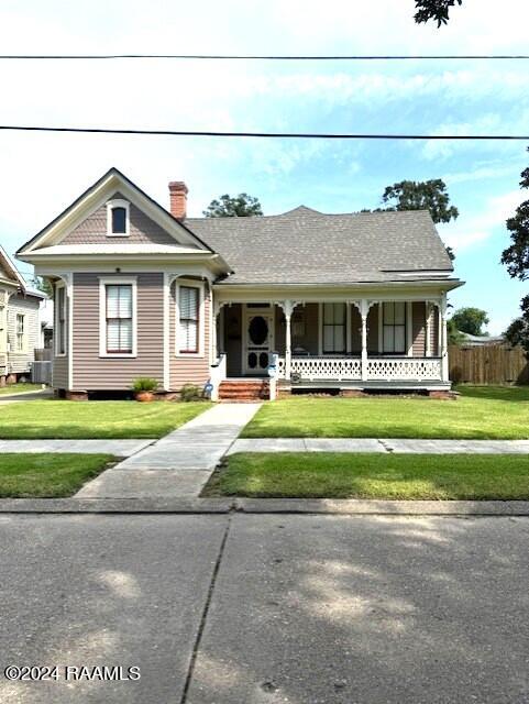 view of front of property featuring a front yard and covered porch