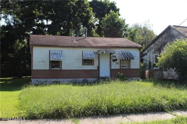 view of front of home featuring a front yard