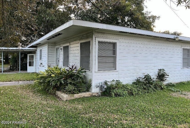 view of front of house with a front lawn