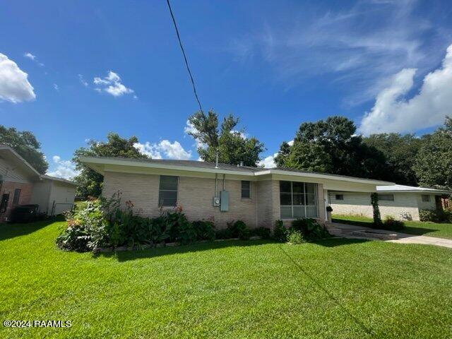 single story home with a front yard