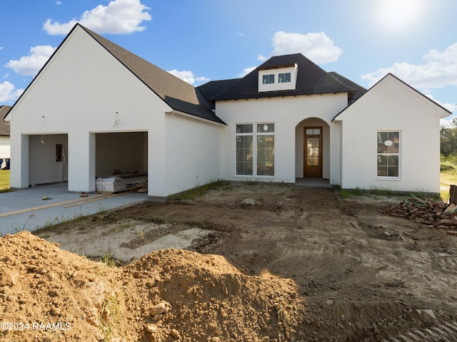 view of front of property featuring a garage