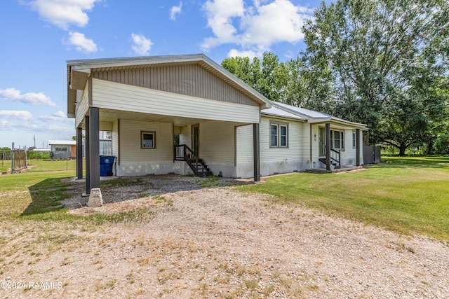 view of front of home featuring a front lawn