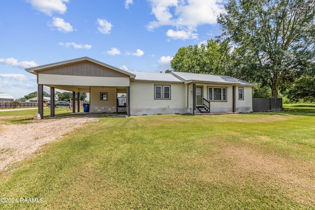 view of front of home featuring a front yard and a carport