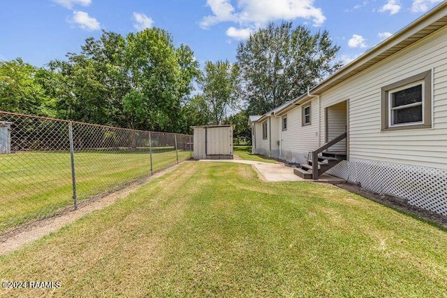 view of yard featuring a storage shed