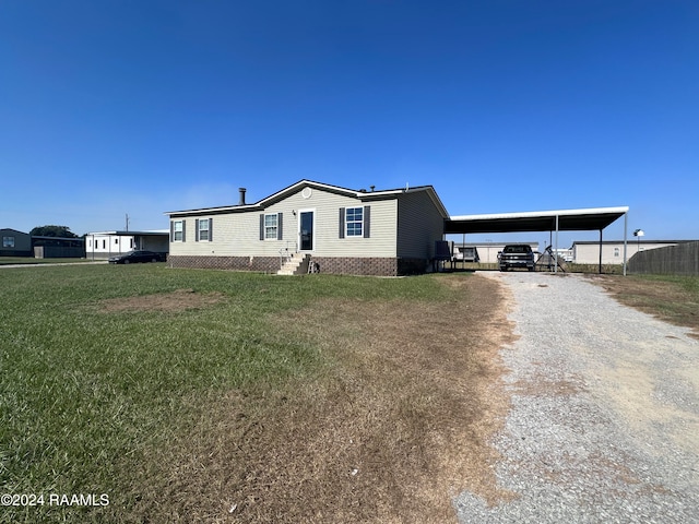 manufactured / mobile home featuring a front lawn