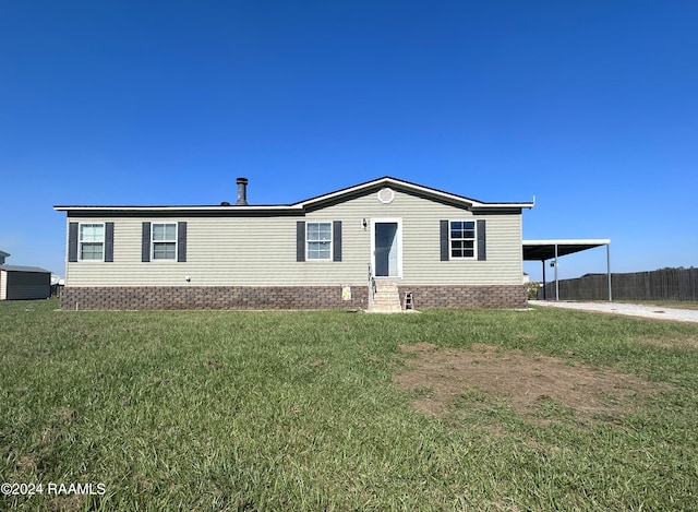 manufactured / mobile home featuring a front lawn