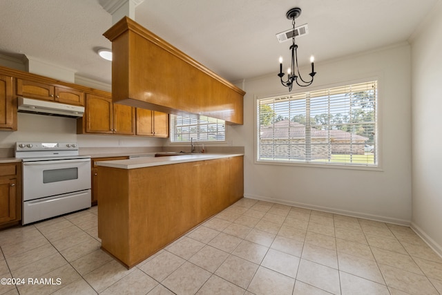 kitchen featuring ornamental molding, a chandelier, kitchen peninsula, and electric stove