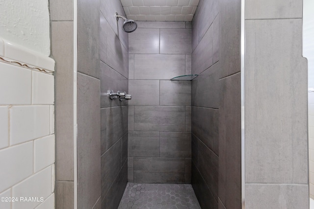 bathroom featuring a tile shower