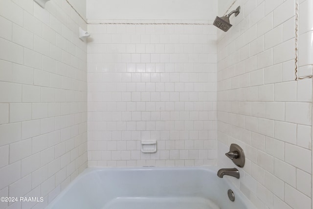 bathroom with tiled shower / bath combo