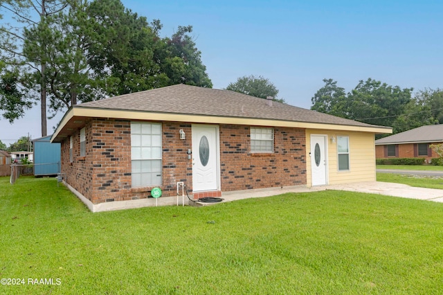 ranch-style house featuring a front lawn