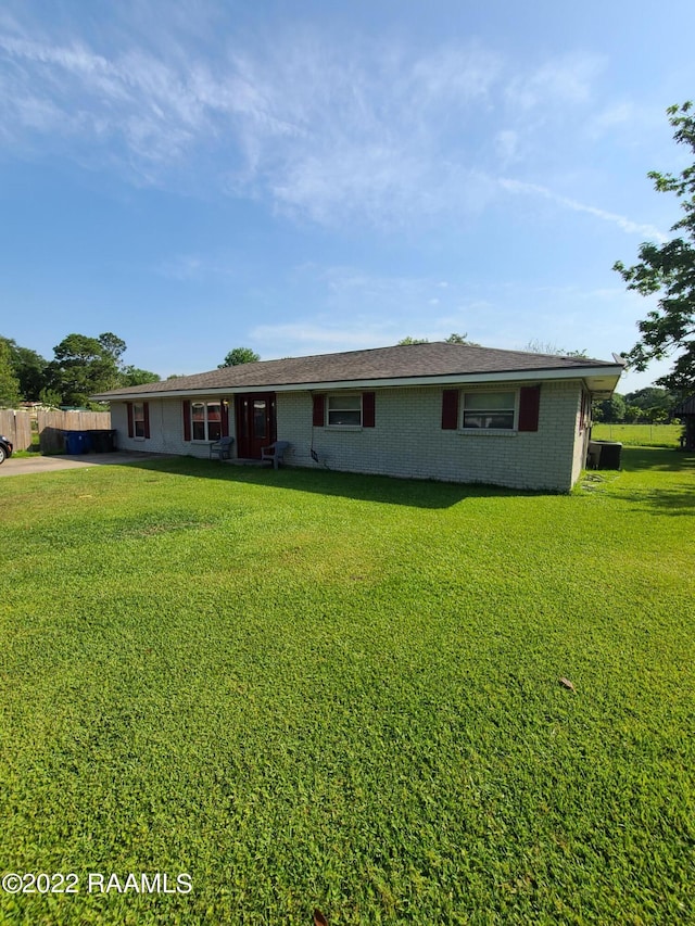 single story home with a front lawn