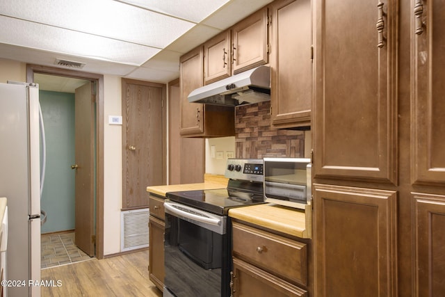 kitchen with backsplash, light hardwood / wood-style flooring, a drop ceiling, stainless steel electric range oven, and white fridge