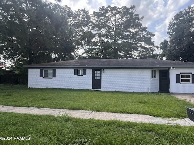 single story home featuring a front yard