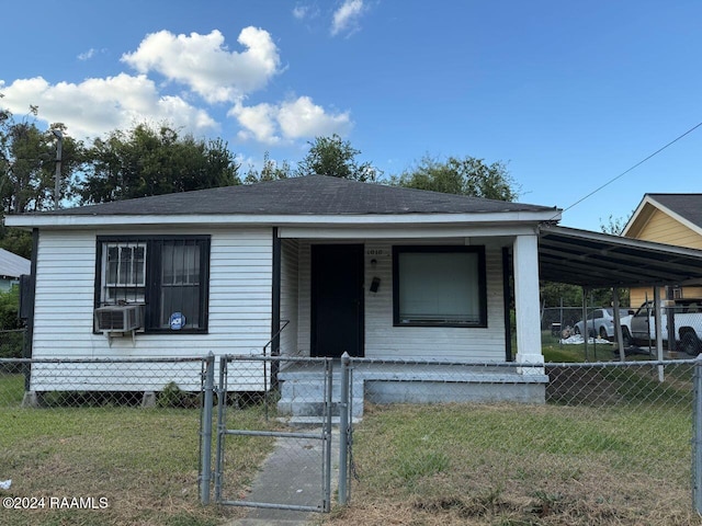 view of front facade featuring cooling unit, a front lawn, and a carport