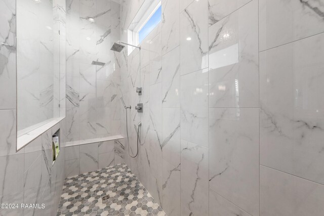 bathroom featuring a tile shower