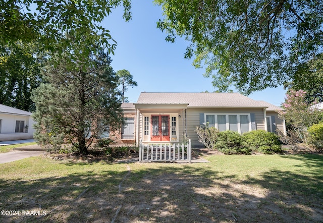 single story home with a front yard