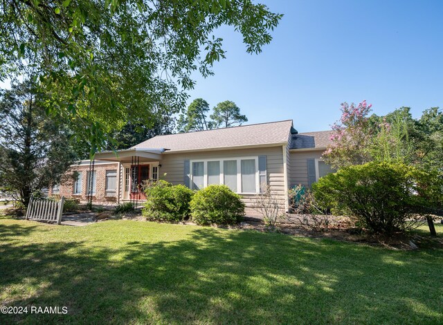 single story home with a front yard