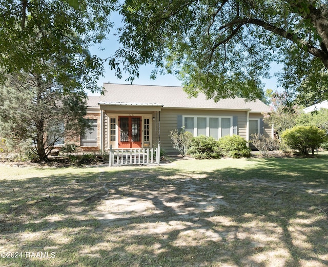 view of front of property featuring a front yard