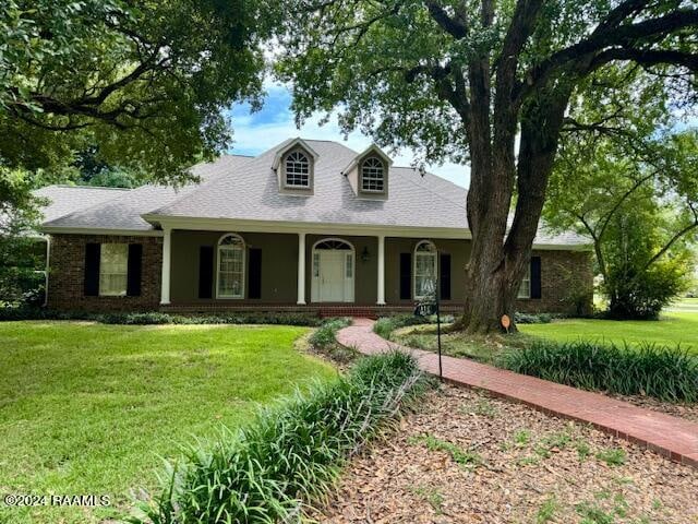 view of front facade with a front yard