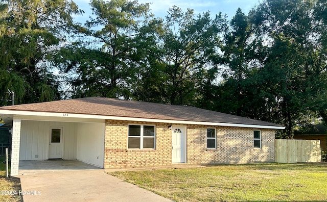 ranch-style house featuring a front lawn and a carport