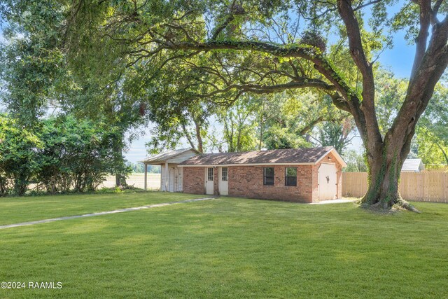 single story home featuring a front yard