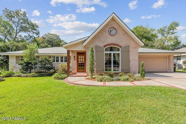 view of front facade featuring a front yard and a garage