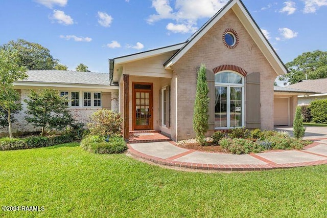 view of front of home with a front lawn