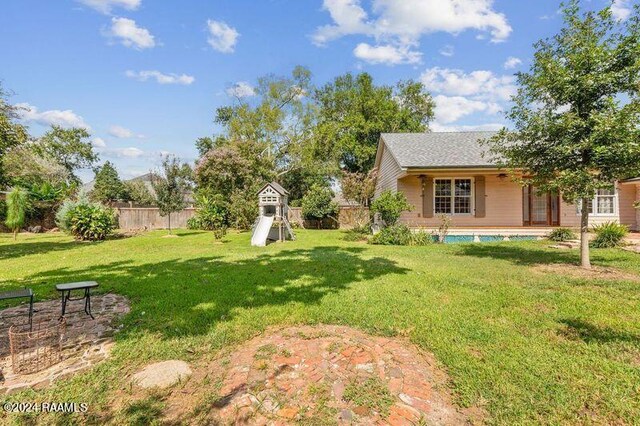 view of yard featuring a swimming pool