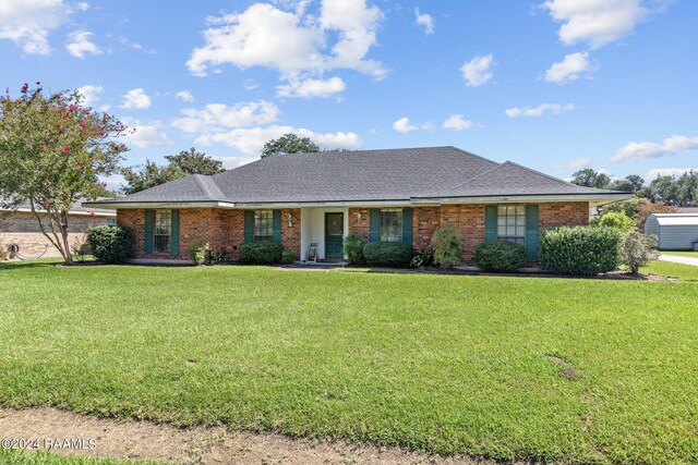 single story home featuring a front lawn