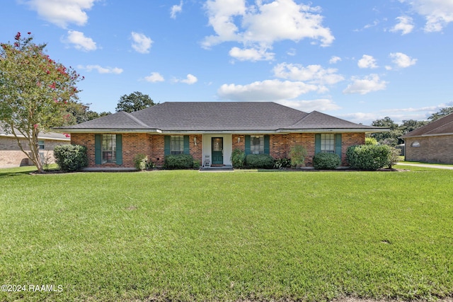 ranch-style home featuring a front lawn