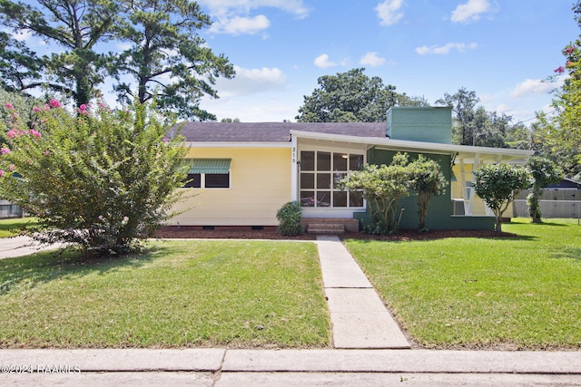 view of front of home featuring crawl space, roof with shingles, and a front yard