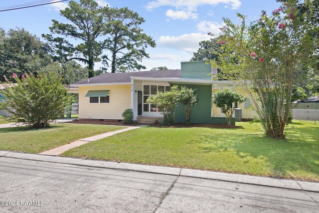 view of front of property featuring a front yard