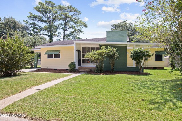 view of front of home featuring a front lawn